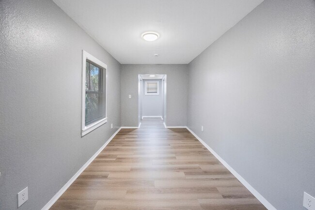 Building Photo - Cute 3bdrm/1bath House ** Section 8 OK ** ...