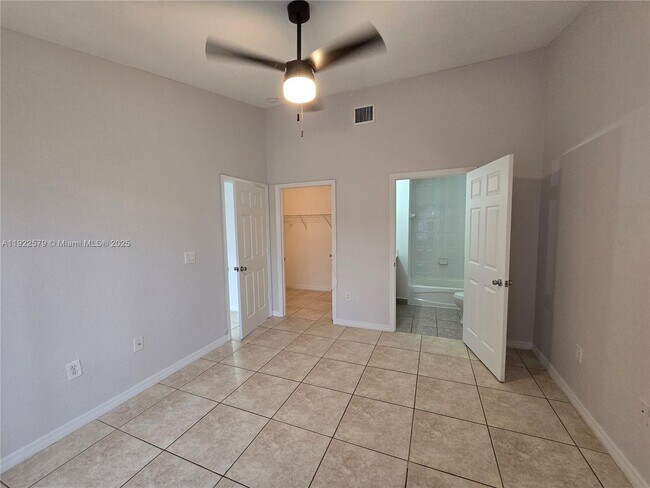 Building Photo - 15 NE 13th Ave