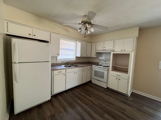 Building Photo - New On the Market!
