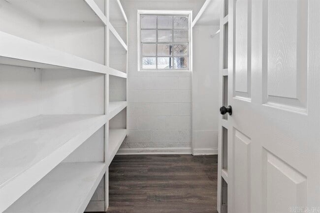 Building Photo - 2014 W Lakeview