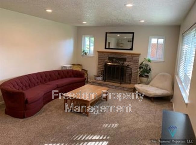 Building Photo - 2821 N Weaver Cir