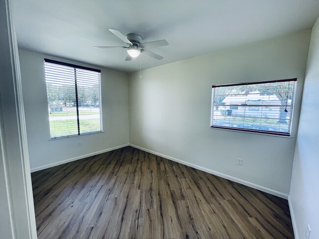 Building Photo - 1501 Akron Dr