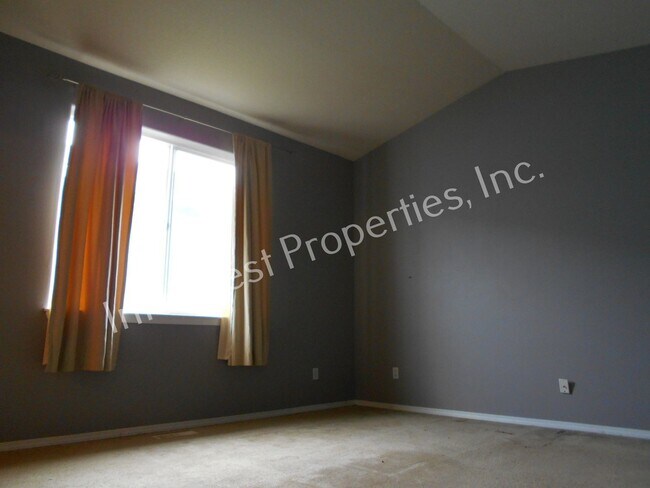 Building Photo - West Salem Beauty!!! 3bd 2ba home with fireplace, high ceilings, 2 car garage and a fenced yard!