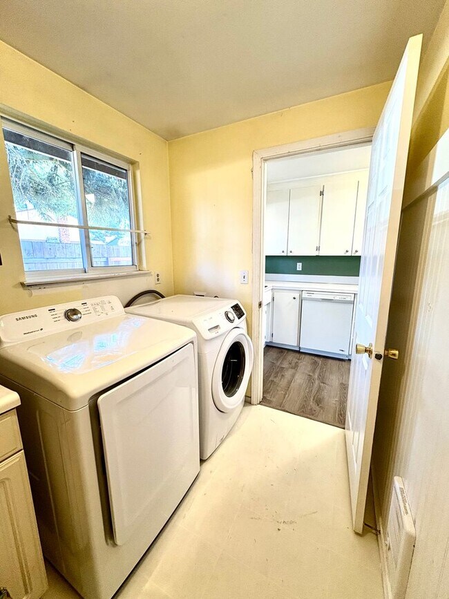Building Photo - Cozy & Clean 3BR Home in North Tacoma