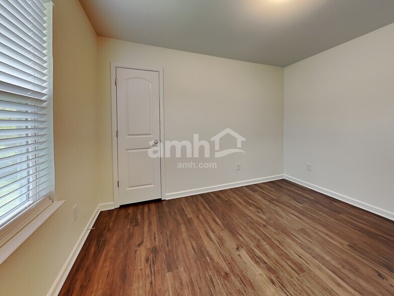 Building Photo - 3022 Bushfield Dr
