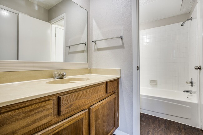 Building Photo - Hulen Park Humble Abode Duplex!
