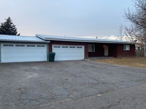 Building Photo - Gorgeous Fully Remodeled 3 Bed 1.5 baths a...