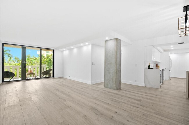 Building Photo - 1121 Crandon Blvd