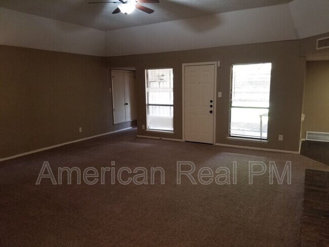Building Photo - 801 Wood Glen