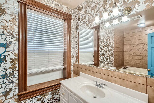 023-018-2nd Floor Bathroom-666x445-72dpi - 3247 W 19th Ave