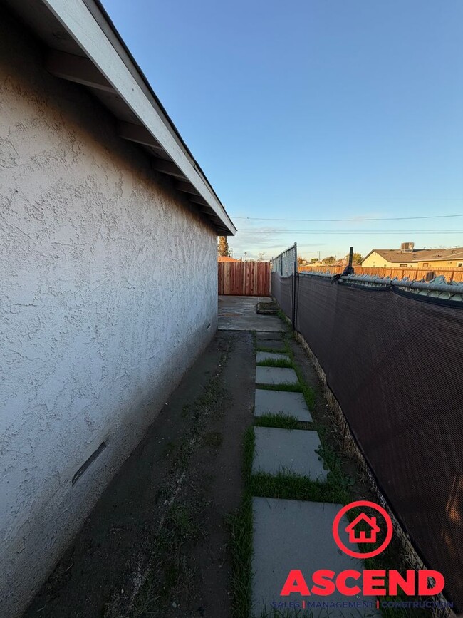 Building Photo - 3 Bedroom Home in East Bakersfield