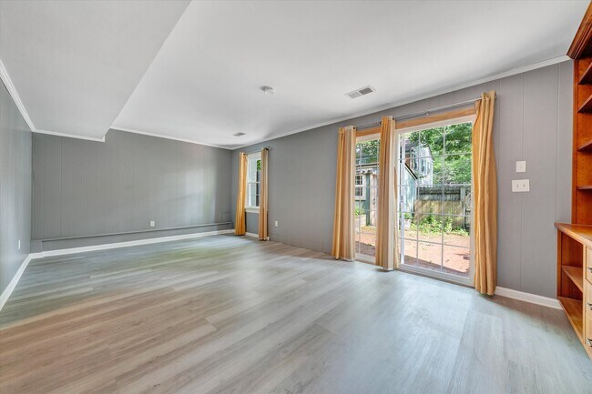 Building Photo - 104 Southampton Ct