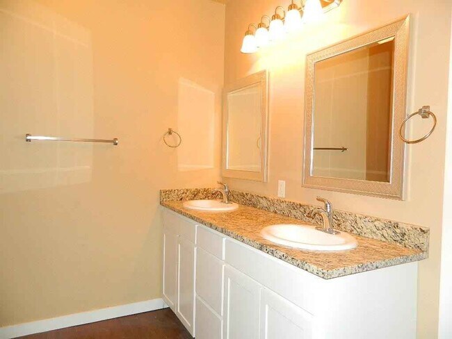 Building Photo - 1025 Creek Side Dr