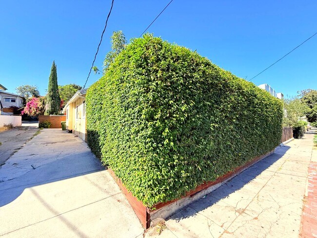 Building Photo - 4447 Lockwood Ave