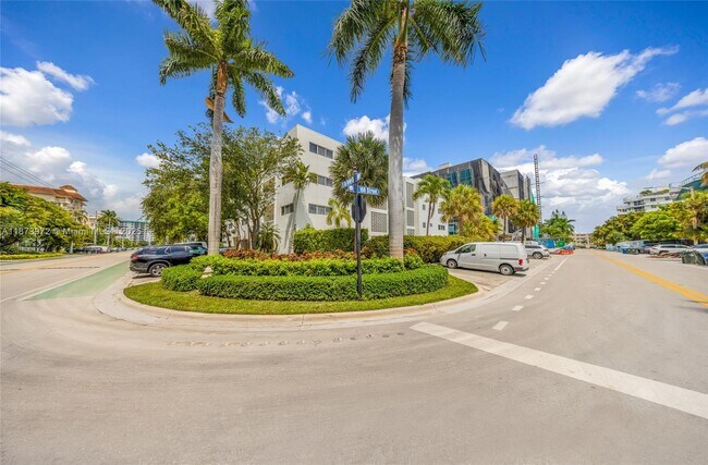 Primary Photo - 10001 W Bay Harbor Dr