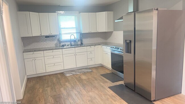 Building Photo - 104 Varsity Cir