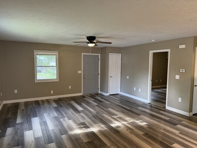 Building Photo - 18 Oakwood Ave