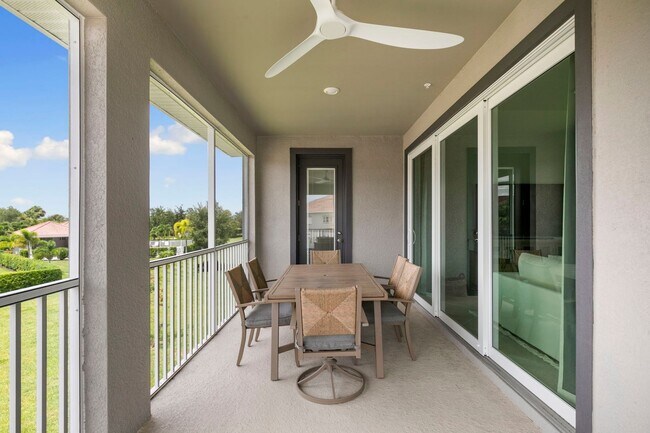 Building Photo - Stylish Corner Coach Home in Prime Fort My...