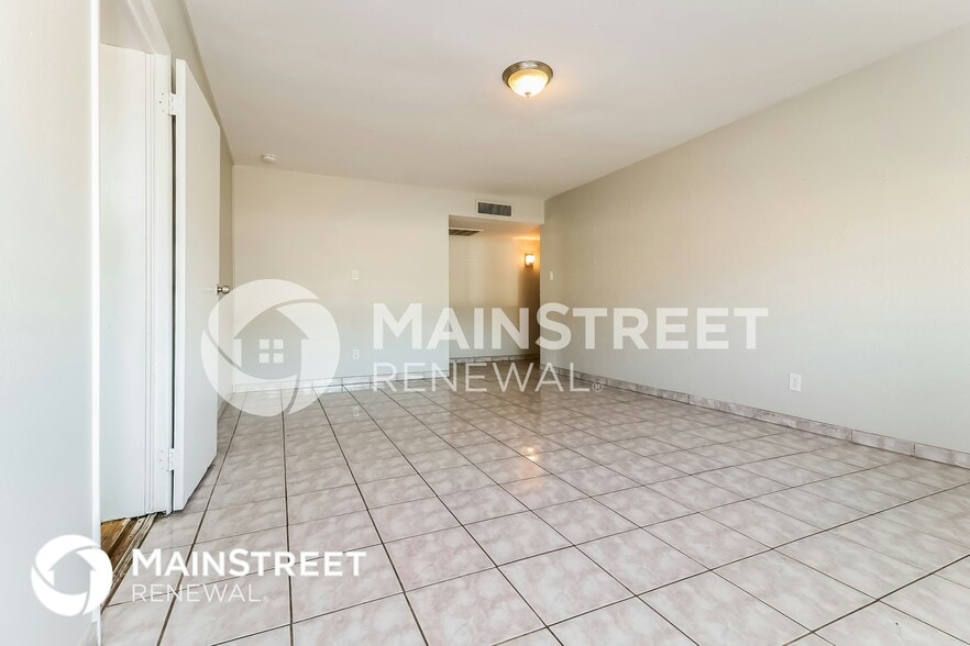 Building Photo - 6211 W Indianola Ave