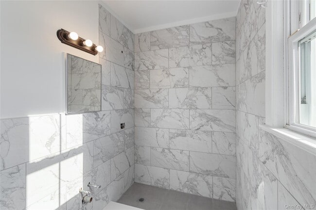 Building Photo - 226 Glen Cove Ave