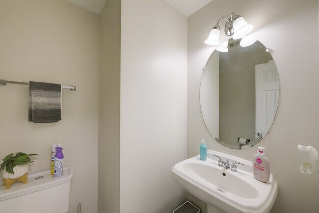 Building Photo - Luxurious Single Family Home in Emerald Farm