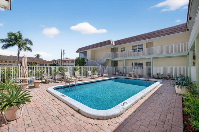 Building Photo - 1450 N Riverside Dr