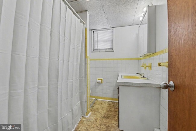 Building Photo - 1550 Bridge St