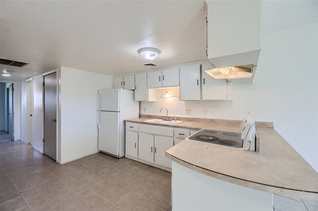 Building Photo - BEAUTIFUL 2 Bedroom 1 Bathroom Condo!