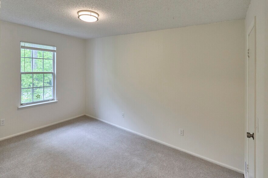 Building Photo - 425 Poets Way