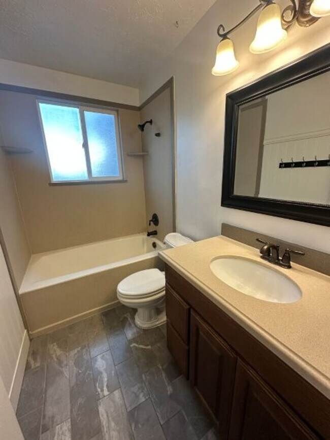 Building Photo - Fall Special – 3 Weeks FREE Rent on 4 Bed,...