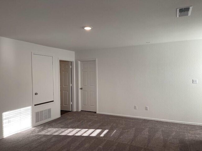 Building Photo - 640 Pickrell Lp