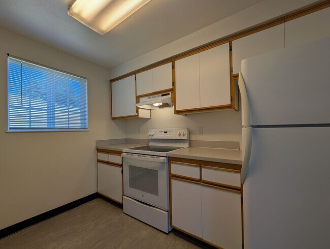 Building Photo - 2-Bedroom, 1-Bath 2-Story Townhouse Apartment Off Bailey Hill!