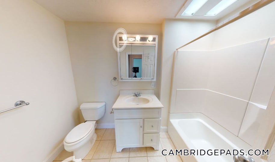 Building Photo - 1054 Cambridge St