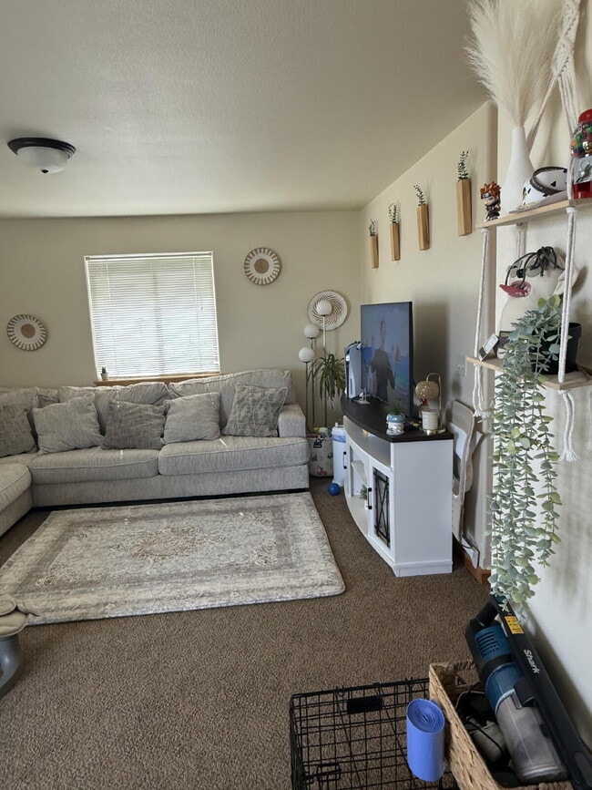 Building Photo - "Spacious 3-Bed & 2.5 Baths in 1700 Sq Ft AVAILABLE NOW!"