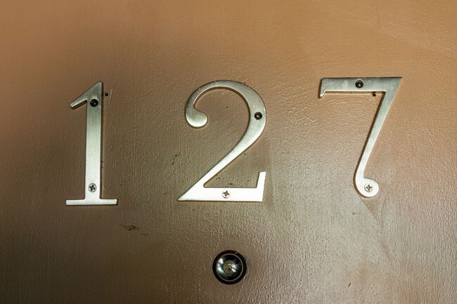 Building Photo - 2 Bedroom Townhouse Available in July