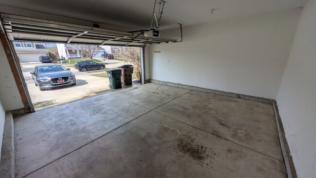 Building Photo - 4BR/2.5BA Middletown Home - Study with French Doors - Pond View