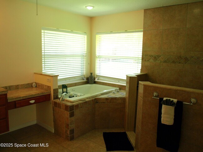 Building Photo - 4566 Serna Ave