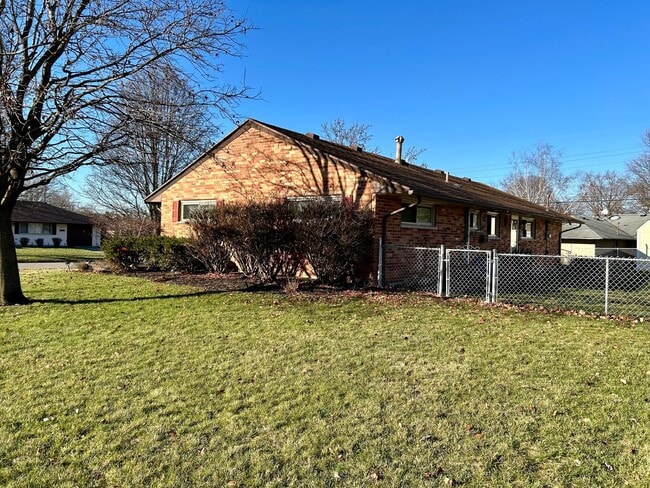 Building Photo - 3 bed 1 bath close to shopping, schools, parks and more!