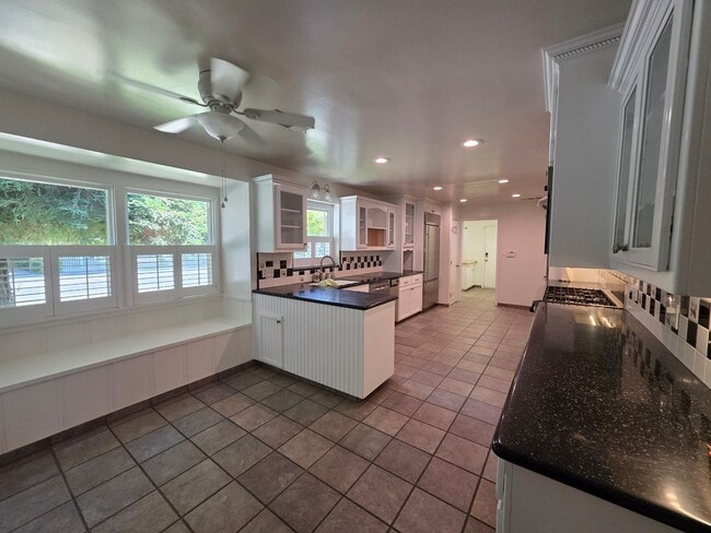 Building Photo - 2 bedroom 2 bathroom in Beverly Glen!