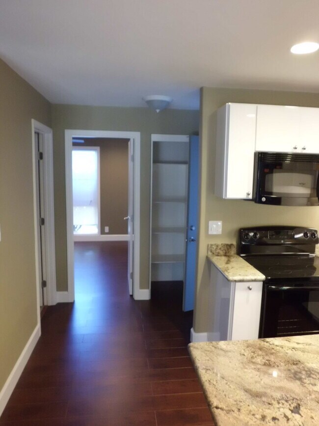 Building Photo - Spacious 1 bedroom/1 bathroom downstairs condominium.