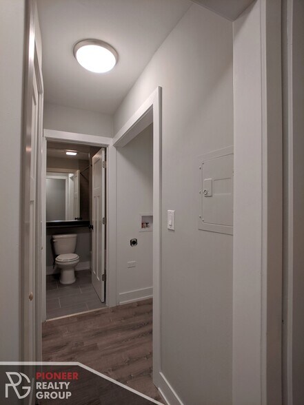 Building Photo - 546 W Surf St