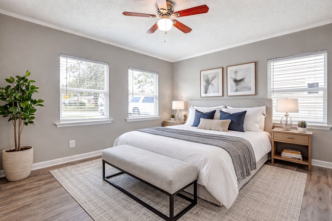 Building Photo - 2210 N Fernwood Dr