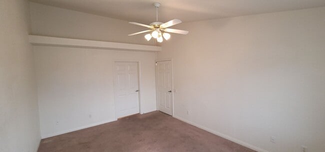 Building Photo - Beautiful Condo in Gated Community with Pool & Spa!