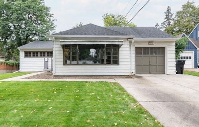 Building Photo - Spacious 4 bedroom 2 bathroom stand alone pet friendly home, with attached garage