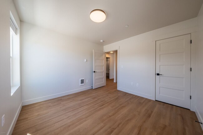 Building Photo - 2 bed 1 bath Modern Apartment - 1134 sqft (First month HALF off)