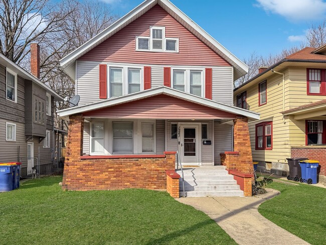 Primary Photo - Spacious Updated 4 Bed 2.5 Bath - Single F...