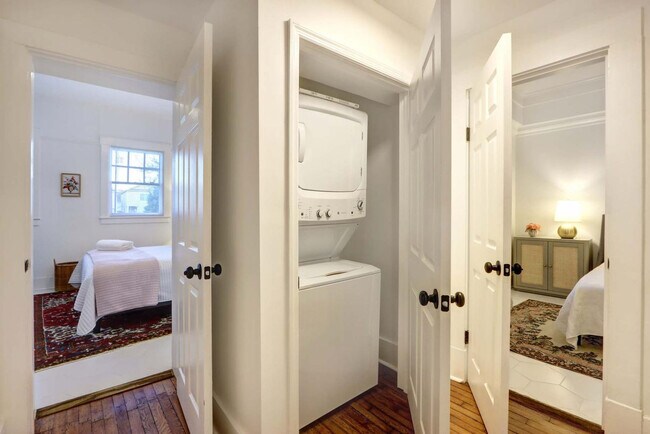 Building Photo - 306 E Victory Dr