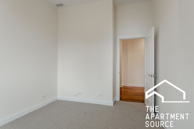 Building Photo - 1356 W Augusta Blvd