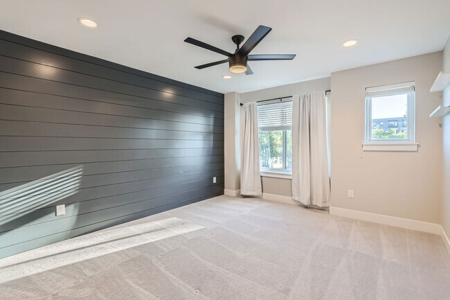 Building Photo - Stunning 3-Bedroom, 3.5-Bathroom Townhouse...