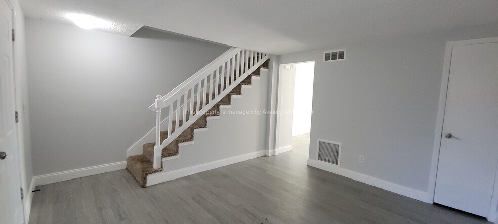 Building Photo - 2648 Sunrise Village Dr